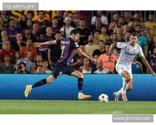 拿玻里与利物浦激战正酣双方争夺欧冠小组赛关键胜利